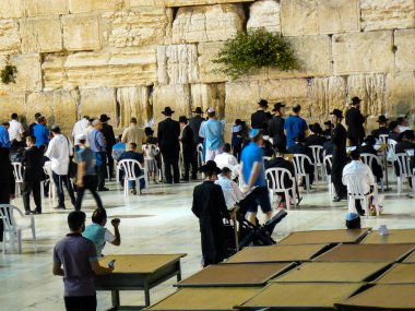 Jerusalem İsrail 17 Mayıs 2018 bilinmeyenli insanlar açık Western Wall Kudüs'ün eski şehri akşam dua