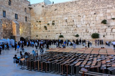 Jerusalem İsrail 17 Mayıs 2018 bilinmeyenli insanlar açık Western Wall Kudüs'ün eski şehri akşam dua