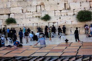 Jerusalem İsrail 17 Mayıs 2018 bilinmeyenli insanlar açık Western Wall Kudüs'ün eski şehri akşam dua