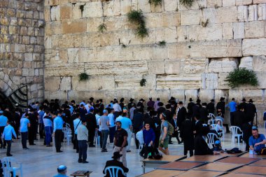 Jerusalem İsrail 17 Mayıs 2018 bilinmeyenli insanlar açık Western Wall Kudüs'ün eski şehri akşam dua