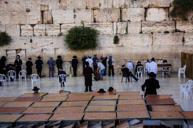 Jerusalem İsrail 17 Mayıs 2018 bilinmeyenli insanlar açık Western Wall Kudüs'ün eski şehri akşam dua
