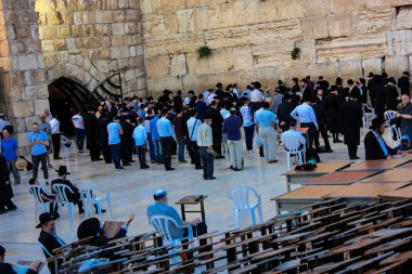 Jerusalem İsrail 17 Mayıs 2018 bilinmeyenli insanlar açık Western Wall Kudüs'ün eski şehri akşam dua