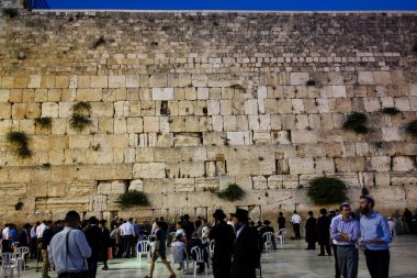 Jerusalem İsrail 17 Mayıs 2018 bilinmeyenli insanlar açık Western Wall Kudüs'ün eski şehri akşam dua