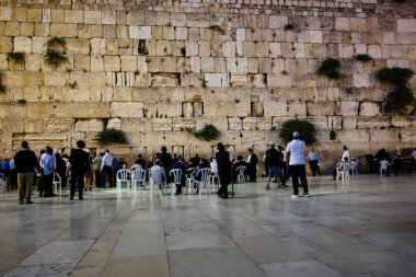 Jerusalem İsrail 17 Mayıs 2018 bilinmeyenli insanlar açık Western Wall Kudüs'ün eski şehri akşam dua