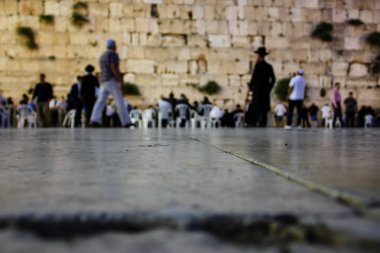 Jerusalem İsrail 17 Mayıs 2018 bilinmeyenli insanlar açık Western Wall Kudüs'ün eski şehri akşam dua
