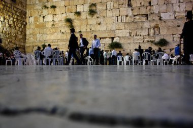 Jerusalem İsrail 17 Mayıs 2018 bilinmeyenli insanlar açık Western Wall Kudüs'ün eski şehri akşam dua