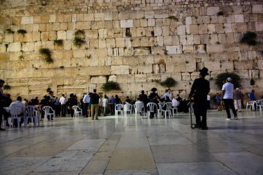Jerusalem İsrail 17 Mayıs 2018 bilinmeyenli insanlar açık Western Wall Kudüs'ün eski şehri akşam dua