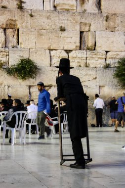 Jerusalem İsrail 17 Mayıs 2018 bilinmeyenli insanlar açık Western Wall Kudüs'ün eski şehri akşam dua