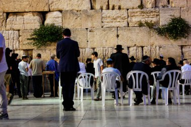 Jerusalem İsrail 17 Mayıs 2018 bilinmeyenli insanlar açık Western Wall Kudüs'ün eski şehri akşam dua