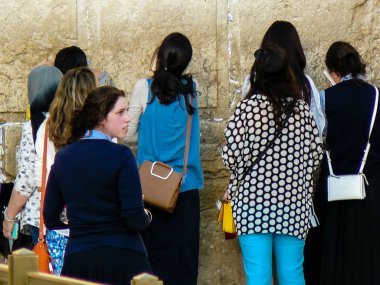Jerusalem İsrail 17 Mayıs 2018 bilinmeyenli insanlar açık Western Wall Kudüs'ün eski şehri akşam dua