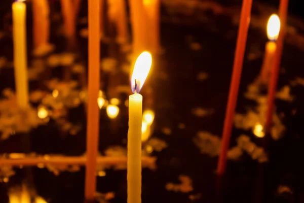 耶路撒冷古城圣墓教堂点燃蜡烛 — 图库照片