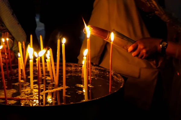 Iluminando Velas Igreja Santo Sepulcro Cidade Velha Jerusalém — Fotografia de Stock