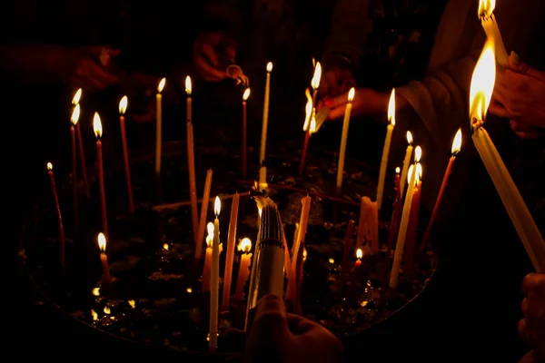 Éclairage Des Bougies Dans Église Saint Sépulcre Dans Vieille Ville — Photo