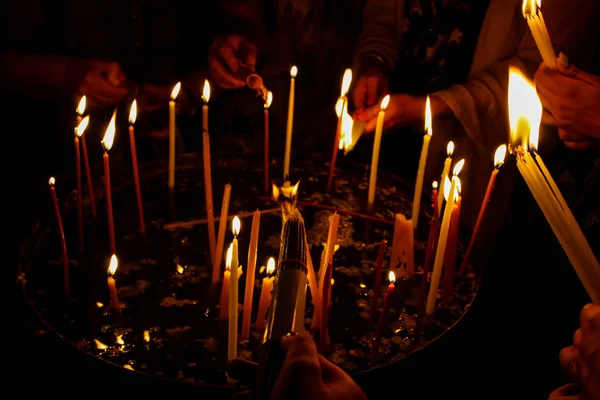 Iluminando Velas Igreja Santo Sepulcro Cidade Velha Jerusalém — Fotografia de Stock