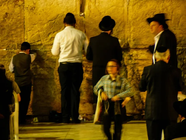 耶路撒冷以色列2018年5月17日不知名的人晚上在耶路撒冷古城的西墙前祈祷 — 图库照片