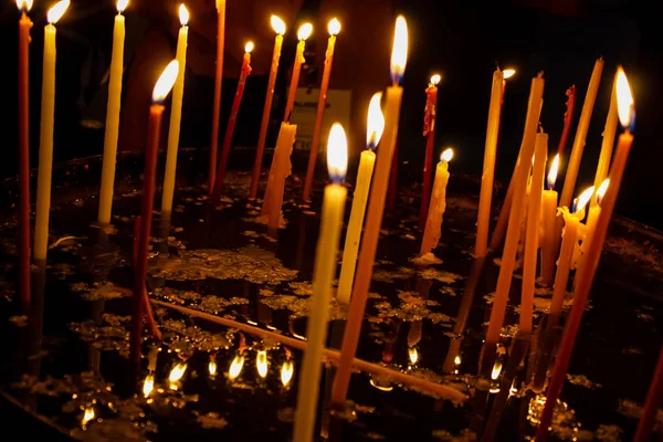 Éclairage Des Bougies Dans Église Saint Sépulcre Dans Vieille Ville Photos De Stock Libres De Droits