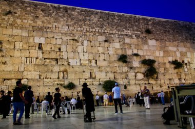Jerusalem İsrail 17 Mayıs 2018 bilinmeyenli insanlar açık Western Wall Kudüs'ün eski şehri akşam dua