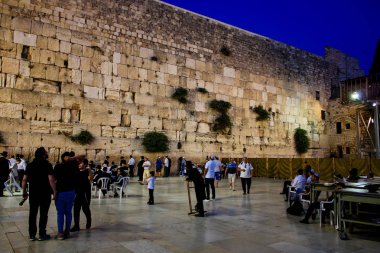 Jerusalem İsrail 17 Mayıs 2018 bilinmeyenli insanlar açık Western Wall Kudüs'ün eski şehri akşam dua