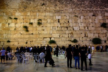 Jerusalem İsrail 17 Mayıs 2018 bilinmeyenli insanlar açık Western Wall Kudüs'ün eski şehri akşam dua