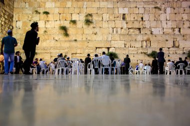 Jerusalem İsrail 17 Mayıs 2018 bilinmeyenli insanlar açık Western Wall Kudüs'ün eski şehri akşam dua