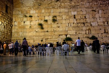 Jerusalem İsrail 17 Mayıs 2018 bilinmeyenli insanlar açık Western Wall Kudüs'ün eski şehri akşam dua