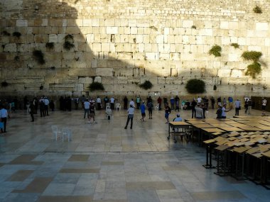 Jerusalem İsrail 17 Mayıs 2018 bilinmeyenli insanlar açık Western Wall Kudüs'ün eski şehri akşam dua