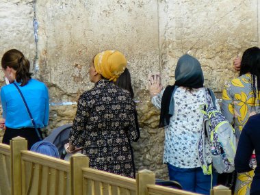 Jerusalem İsrail 17 Mayıs 2018 bilinmeyenli insanlar açık Western Wall Kudüs'ün eski şehri akşam dua