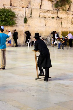Jerusalem İsrail 17 Mayıs 2018 bilinmeyenli insanlar açık Western Wall Kudüs'ün eski şehri akşam dua