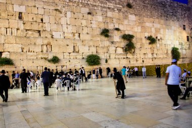 Jerusalem İsrail 17 Mayıs 2018 bilinmeyenli insanlar açık Western Wall Kudüs'ün eski şehri akşam dua