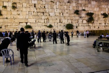 Jerusalem İsrail 17 Mayıs 2018 bilinmeyenli insanlar açık Western Wall Kudüs'ün eski şehri akşam dua