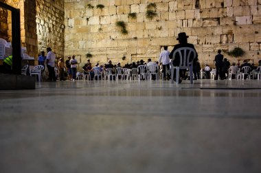 Jerusalem İsrail 17 Mayıs 2018 bilinmeyenli insanlar açık Western Wall Kudüs'ün eski şehri akşam dua