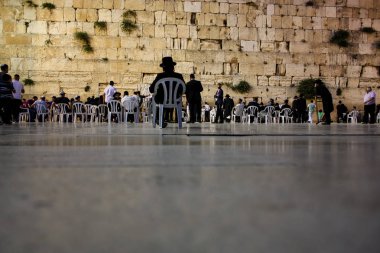 Jerusalem İsrail 17 Mayıs 2018 bilinmeyenli insanlar açık Western Wall Kudüs'ün eski şehri akşam dua