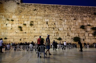 Jerusalem İsrail 17 Mayıs 2018 bilinmeyenli insanlar açık Western Wall Kudüs'ün eski şehri akşam dua