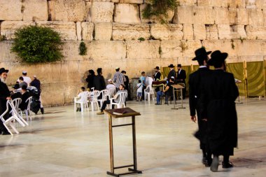 Jerusalem İsrail 17 Mayıs 2018 bilinmeyenli insanlar açık Western Wall Kudüs'ün eski şehri akşam dua