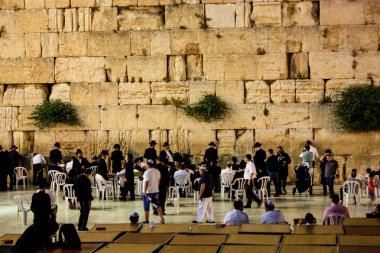 Jerusalem İsrail 17 Mayıs 2018 bilinmeyenli insanlar açık Western Wall Kudüs'ün eski şehri akşam dua