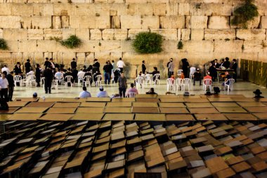 Jerusalem İsrail 17 Mayıs 2018 bilinmeyenli insanlar açık Western Wall Kudüs'ün eski şehri akşam dua