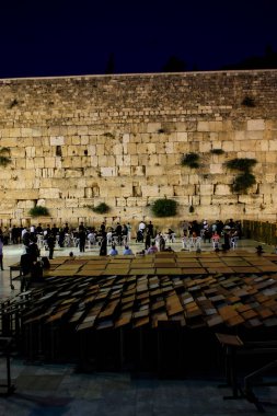 Jerusalem İsrail 17 Mayıs 2018 bilinmeyenli insanlar açık Western Wall Kudüs'ün eski şehri akşam dua