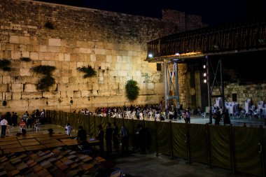 Jerusalem İsrail 17 Mayıs 2018 bilinmeyenli insanlar açık Western Wall Kudüs'ün eski şehri akşam dua