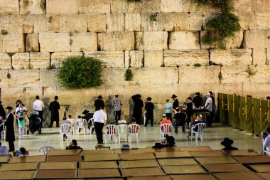 Jerusalem İsrail 17 Mayıs 2018 bilinmeyenli insanlar açık Western Wall Kudüs'ün eski şehri akşam dua