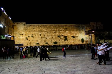 Jerusalem İsrail 17 Mayıs 2018 bilinmeyenli insanlar açık Western Wall Kudüs'ün eski şehri akşam dua