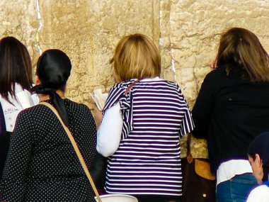Jerusalem İsrail 17 Mayıs 2018 bilinmeyenli insanlar açık Western Wall Kudüs'ün eski şehri akşam dua