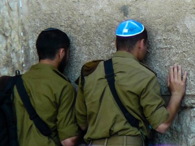 Jerusalem İsrail 17 Mayıs 2018 bilinmeyenli insanlar açık Western Wall Kudüs'ün eski şehri akşam dua