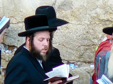 Jerusalem İsrail 17 Mayıs 2018 bilinmeyenli insanlar açık Western Wall Kudüs'ün eski şehri akşam dua