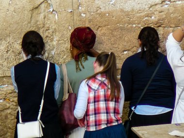 Jerusalem İsrail 17 Mayıs 2018 bilinmeyenli insanlar açık Western Wall Kudüs'ün eski şehri akşam dua