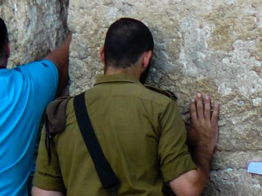 Jerusalem İsrail 17 Mayıs 2018 bilinmeyenli insanlar açık Western Wall Kudüs'ün eski şehri akşam dua