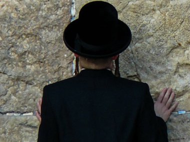 Jerusalem İsrail 17 Mayıs 2018 bilinmeyenli insanlar açık Western Wall Kudüs'ün eski şehri akşam dua