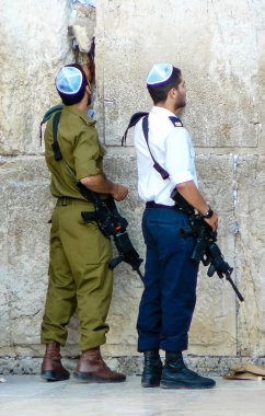 Jerusalem İsrail 17 Mayıs 2018 bilinmeyenli insanlar açık Western Wall Kudüs'ün eski şehri akşam dua