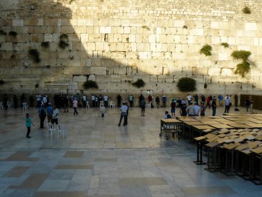 Jerusalem İsrail 17 Mayıs 2018 bilinmeyenli insanlar açık Western Wall Kudüs'ün eski şehri akşam dua