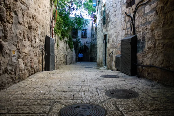 耶路撒冷以色列 2018年5月17日 Walkng 在耶路撒冷老城街道上的不明人物的看法 — 图库照片