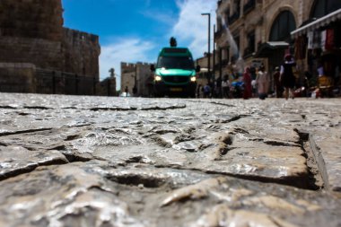 Kudüs İsrail 16 Mayıs 2018 bir otobüs sabah Kudüs'ün sokakta görünümünü